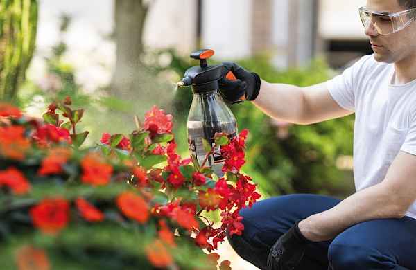 Pressure Sprayer Black+Decker 2lt for Garden & House-1